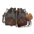 Modische dunkelgrüne Segeltuch-Beuteltasche mit braunem Kunstlederbesatz und Bären-Anhänger - Mit Anhänger / Schwarz