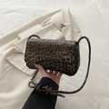 Elegante borsa a tracolla con stampa leopardata e sottile spallina nei toni del caffè scuro - Marrone