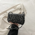 Piccola borsa a tracolla chic con stampa leopardata grigia e nera e tracolla sottile - Nero