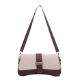 Bolso baguette minimalista de cuero marrón y beige con hebilla de metal sobre fondo blanco - Blanco