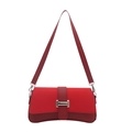 Elegante bolso baguette bicolor rojo en cuero mate con hebilla metálica plateada - Rojo