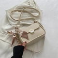 Borsa a tracolla beige chic con foulard di seta e anello dorato su un blazer bianco puro - Bianco