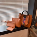 Set 4 pezzi marrone con borsa tote, tracolla, pochette e porta carte in pelle sintetica - Marrone