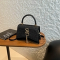 Elegante bolso de mano tipo reloj de arena negro brillante con logo de metal dorado - Negro