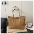 Detail der kamelfarbenen Stepptasche mit Rautenmuster und schmalen Tragegriffen - Khaki