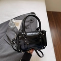 Retro Boston-Tasche aus schwarzem Lackleder mit silbernen Nieten und Schultergurt - Schwarz