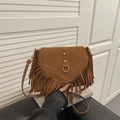 Borsa a tracolla marrone in finta pelle scamosciata con frange e fibbia dorata retrò - Marrone