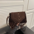 Borsa a sella vintage marrone scuro in finta pelle scamosciata con frange e oro - Marrone