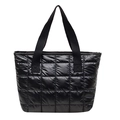 Bolso tote acolchado negro de algodón espacial brillante con correas anchas de tela - Negro