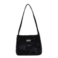 Borsa tote in peluche nera con etichetta fashion e tracolla sottile in pelle PU - Taglia unica / Nero