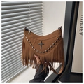 Sac à bandoulière en daim marron avec franges, rivets et emblème de croix gothique - Brun Foncé
