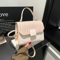 Beige Umhängetasche mit Kroko-Prägung auf der Klappe und minimalistischer Schnalle - Weiß