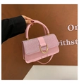 Detail der rosa Lederhandtasche mit funkelnden Kristallen und goldenem Klickverschluss - Rosa