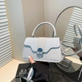 Borsa a mano grigio chiaro con pattina in strass argento e chiusura ovale metallica - Argento