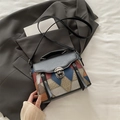 Schicke Retro-Handtasche mit mehrfarbigem geometrischem Muster und Metallschnalle - Schwarz