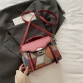 Vintage rote Patchwork-Handtasche mit Lederpaneelen und verstellbarem Riemen - Rot