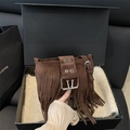 Borsa a tracolla vintage in camoscio marrone con frange e doppia fibbia in confezione regalo - Marrone