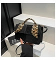 Détail du sac à bandoulière noir avec texture léopard et poignée décorative en foulard de soie - Noir