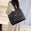 Bolso tote acolchado negro de gran capacidad con costuras en V y asa cómoda - Negro