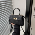 Petit sac à main noir motif crocodile avec fermoir doré et bandoulière amovible - Noir