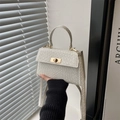 Sac à bandoulière blanc texture crocodile tressée avec fermoir doré et poignée - Blanc