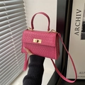 Petit sac à main rose gaufré crocodile avec fermoir doré et une bandoulière fine - Rose