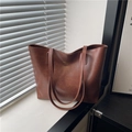 Grand sac cabas marron en cuir vintage avec marquage doré sous une lumière naturelle - Marron
