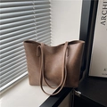 Sac cabas en cuir marron foncé avec doubles anses sur le rebord d'une fenêtre - Kaki