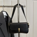Bolso de hombro minimalista de cuero negro con una elegante hebilla ovalada dorada - Negro
