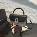 Bolso de mano cuadrado en cuero negro y tela gris con hebilla metálica plateada elegante - Negro