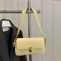 Bolso de hombro crema minimalista con cierre giratorio dorado y correa ancha - Amarillo