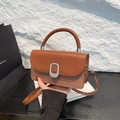 Bolso marrón con textura tejida y hebilla de metal plateado, elegante para mujeres - Marrón