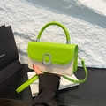 Bolso bandolera chic verde y beige con elegante hebilla ovalada plateada - Verde