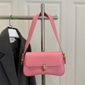 Elegante bolso baguette de cuero rosa con cierre dorado y correa ancha - Rosa