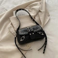 Y2K Schwarze Leder-Schultertasche mit silbernen Nieten und Metallschnalle im Vintage-Stil - Schwarz
