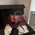 Elegante bolso bandolera granate con pañuelo de leopardo y diseño de cuero punto de cruz - Talla única / Rojo