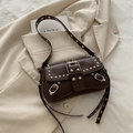 Dunkelbraune Schultertasche aus Kunstleder mit silbernen Nieten und Metallschnalle - Braun