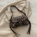 Y2K Vintage Schultertasche mit Leopardenmuster, Silbernieten und Ösenriemen-Detail - Leopardenmuster