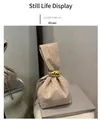 Detail der khakifarbenen Wildleder-Beuteltasche mit goldenem Verschluss und Faltenoptik - Khaki