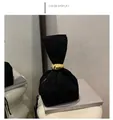 Detailansicht der schwarzen Wildleder-Beuteltasche mit dekorativem goldenem Metallring - Schwarz