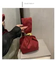 Detail der roten Wildleder-Beuteltasche mit poliertem goldenem Metallringverschluss - Rot
