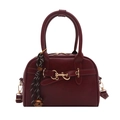 Elegante Retro-Henkeltasche in Dunkelrot mit Goldbeschlägen und gewebtem Anhänger - Rot