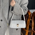 Sac sous le bras en tweed gris clair avec fermoir doré et bandoulière en cuir blanc - Blanc Cassé
