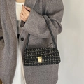 Sac sous le bras en tweed noir rétro avec coutures dorées et fermoir métallique sur modèle - Noir