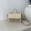 Beige geweven handtas met kaki lederen klep en handvat op een marmeren tafelblad - Khaki / 22*6*13cm