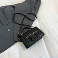 Minimalistische schwarze Umhängetasche mit Doppelreißverschluss und Golddetails auf Sakko - Schwarz