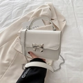 Borsa a tracolla bianca minimalista con fiocco argento e cinturino a catena - Bianco