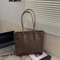Retro chocoladebruine leren laptoptas voor dames met lange riemen in een sfeerfoto - Bruin