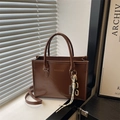 Sac cabas en cuir PU marron avec poignées et bandoulière sur rebord de fenêtre blanc - Marron