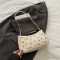 Cremeweiße Schultertasche mit Kirschprint und feiner Kette in Halbmondform - Einheitsgröße / Weiß